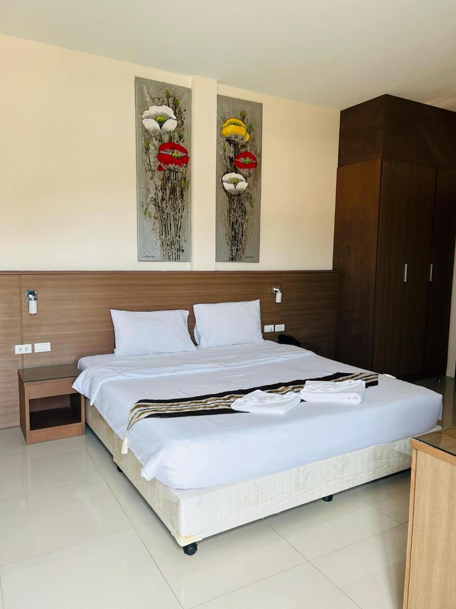 Royal Waves Hotel Patong Екстер'єр фото