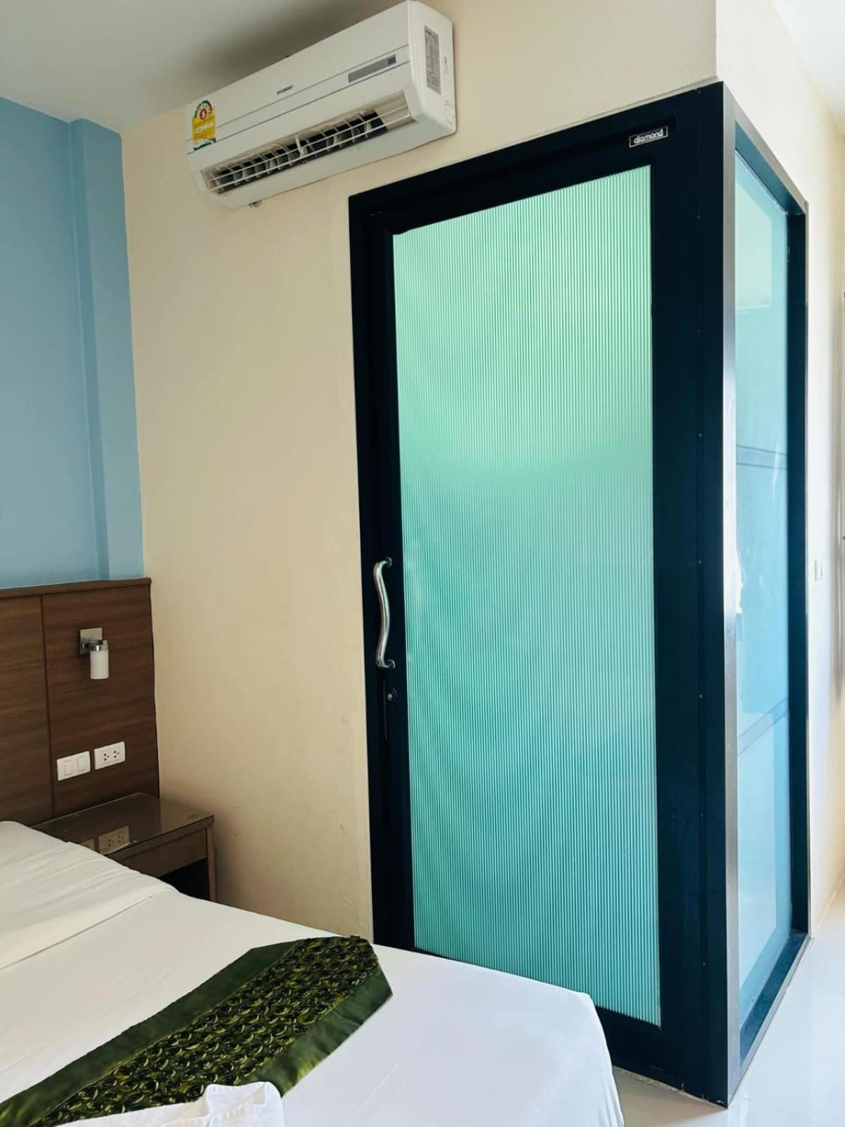 Royal Waves Hotel Patong Екстер'єр фото