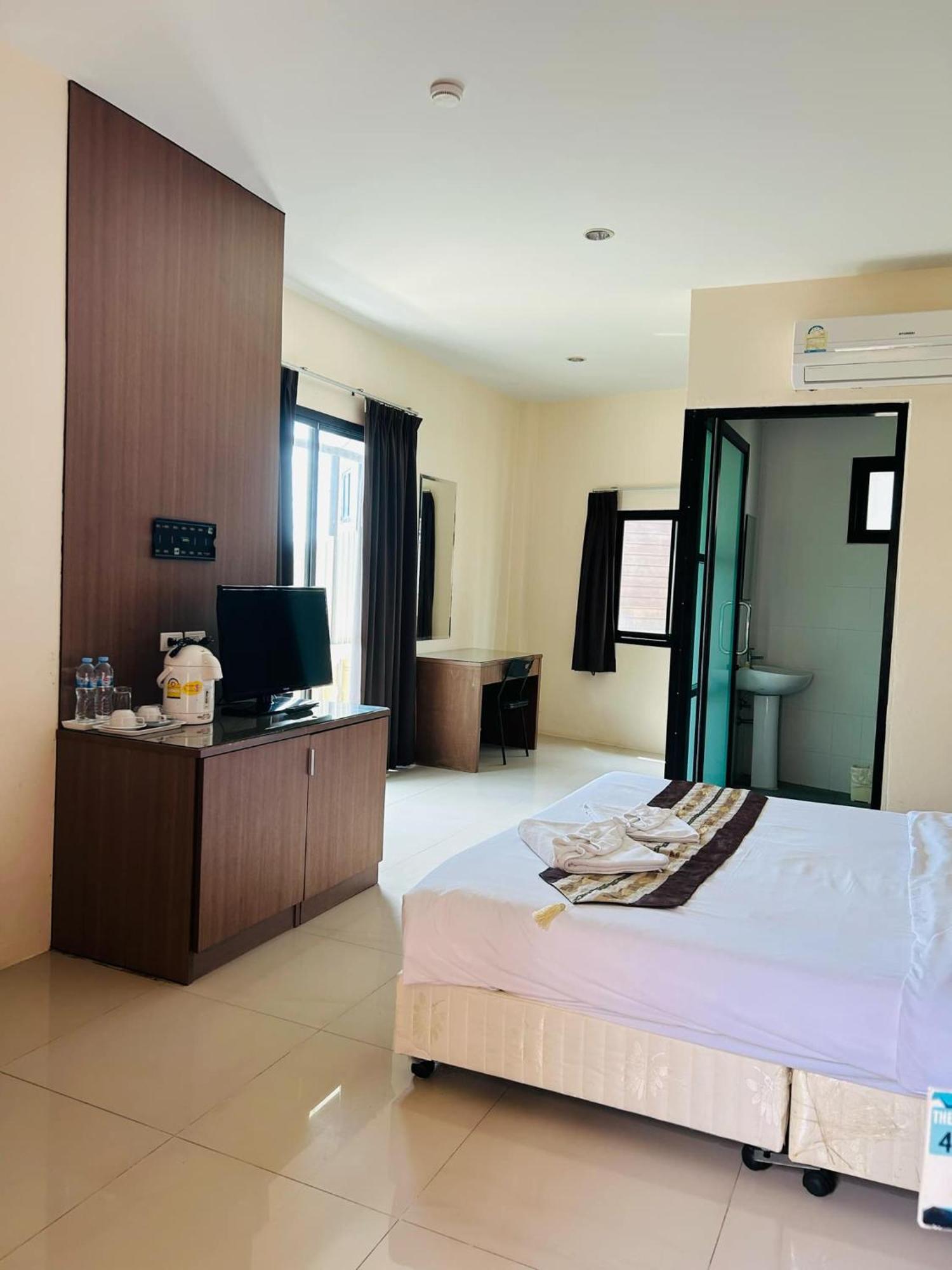 Royal Waves Hotel Patong Екстер'єр фото