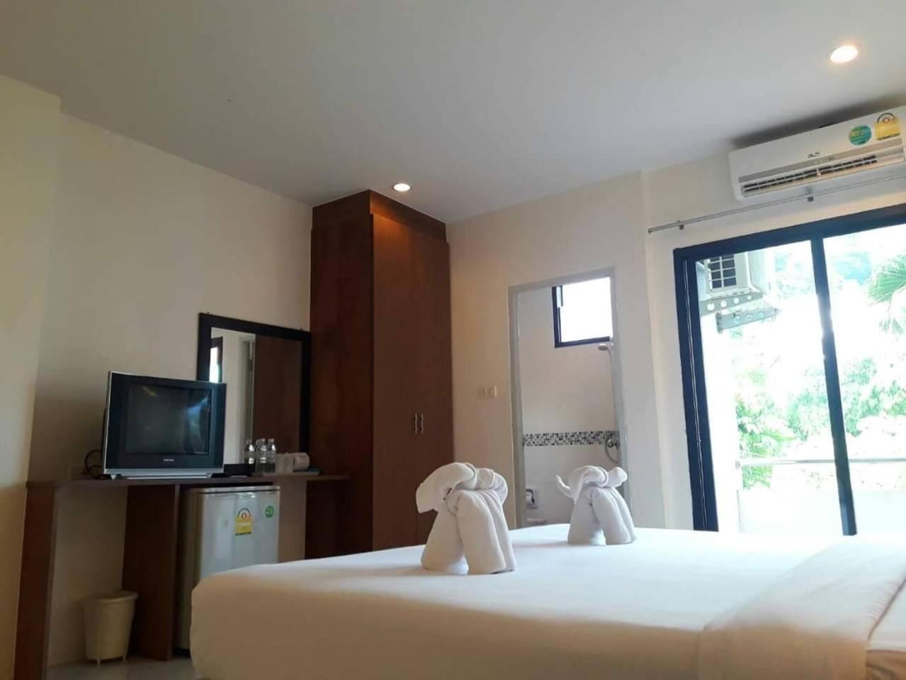 Royal Waves Hotel Patong Екстер'єр фото