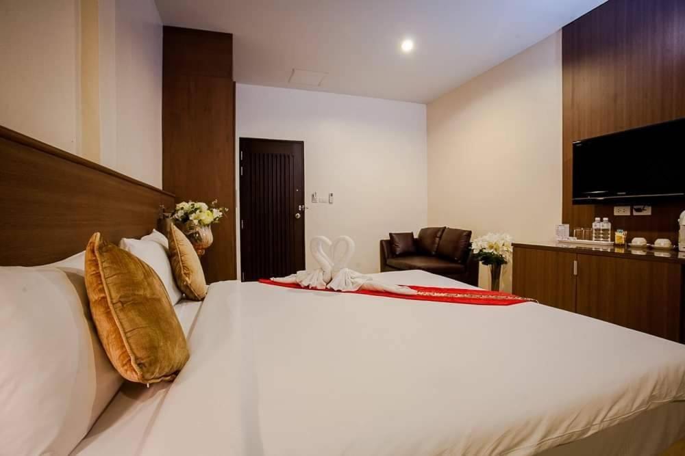 Royal Waves Hotel Patong Екстер'єр фото