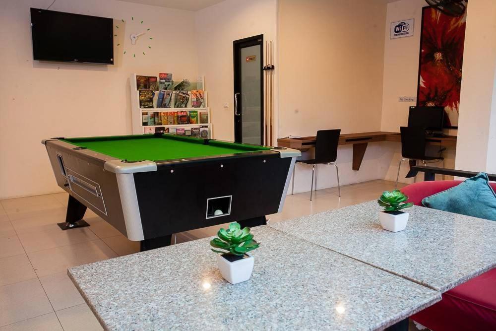 Royal Waves Hotel Patong Екстер'єр фото